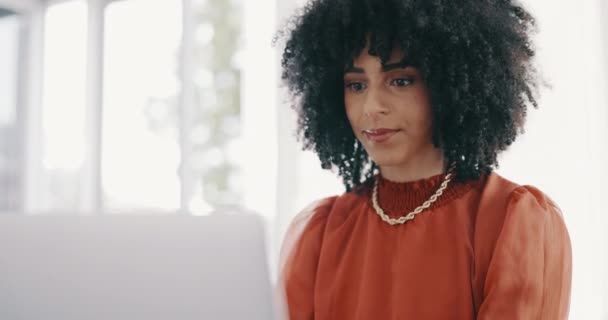 Επιχειρήσεις Σκέψη Και Μαύρη Γυναίκα Στο Γραφείο Φορητό Υπολογιστή Που — Αρχείο Βίντεο