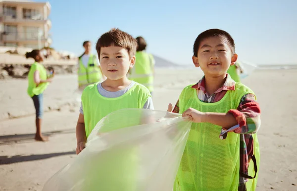 ビーチ廃棄物管理 海の清掃や海のコミュニティサービスの子供 肖像画やゴミ収集バッグ 幸せな子供たち 気候変動や清掃ボランティアプラスチックのための自然リサイクル結合 — ストック写真