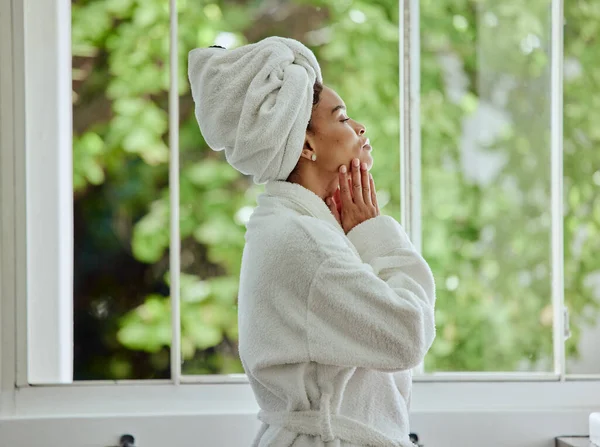 Black Woman Morning Bathroom Robe Towel Self Care Skincare Relax — 스톡 사진
