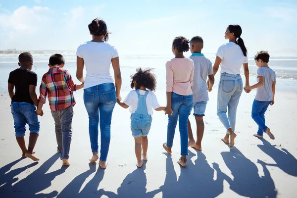 Big Family Beach Walk Summer Holiday Sunshine Bonding Interracial Diversity — Stok Foto