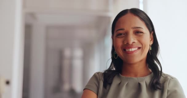 公司黑人女性 面对和微笑在办公室为远见 目标或成功为快乐的领导 亚特兰大现代办公室金融 管理或使命领域的商业领袖 女性和肖像人物 — 图库视频影像