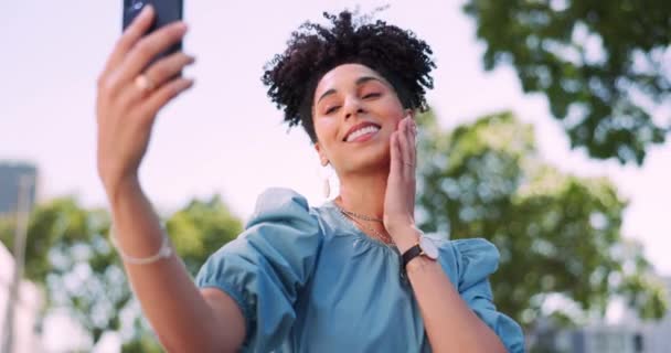 Garden Selfie Black Woman Phone Smile Peace Sign Expression Social — Stockvideo