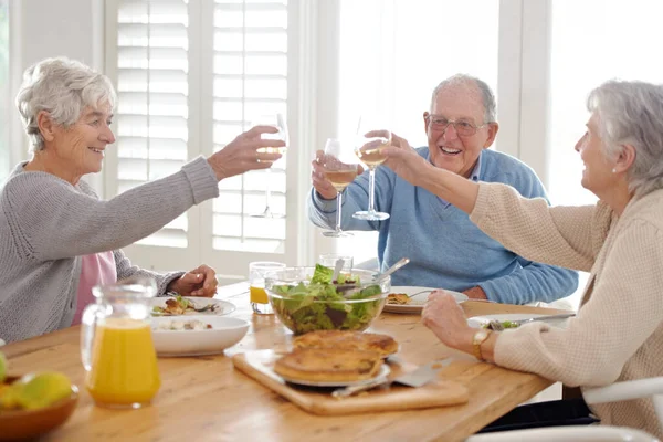 Het Leven Begint Met Pensioen Een Oudere Man Twee Oudere — Stockfoto