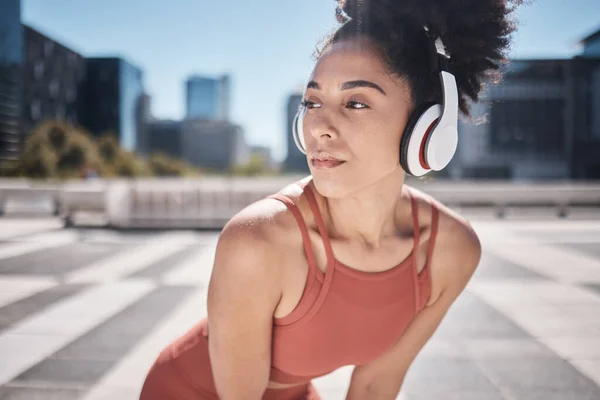 Fitness Headphones Rest Woman Runner Stop Relax Breathe City Run — Zdjęcie stockowe