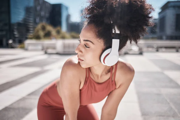 Black Woman Fitness Listening Music City Break Running Exercise Workout — Zdjęcie stockowe