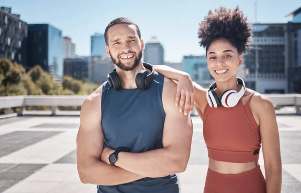 スポーツのフィットネス 肖像画 市内のカップルは トレーニング トレーニングや運動の準備ができています 多様性と幸せな男と女性が一緒に屋外で実行するための準備通りに立って ジョギングや心臓 — ストック写真