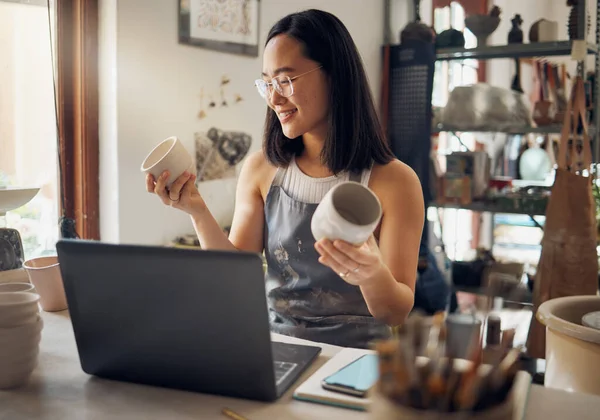 Asian Woman Laptop Pottery Business Smile Creative Startup Holding Ceramic — Fotografia de Stock