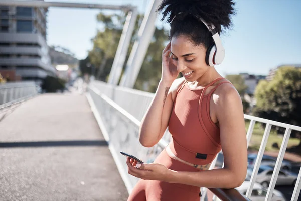 Music Headphones Fitness Black Woman Phone Social Media City Exercise — Zdjęcie stockowe