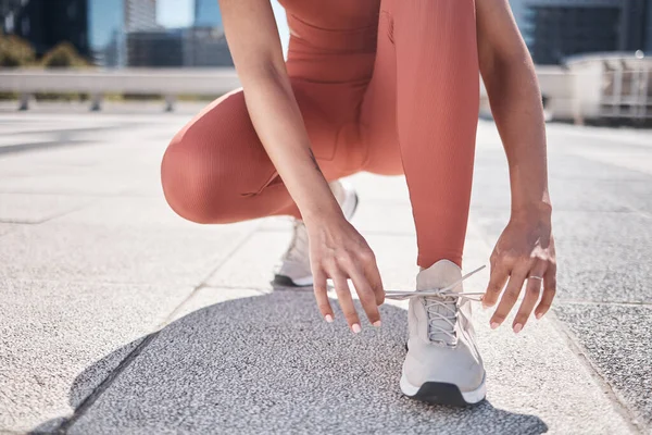健康和黑人妇女系鞋带 准备在城市接受训练 练习赛 田径运动员和女赛跑选手系运动鞋花边 准备在街上慢跑 跑步或运动 — 图库照片