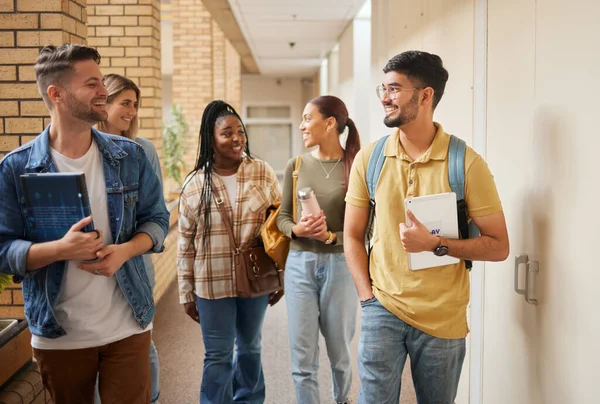 Education Diversity Students Walking Conversation Collaboration Group Project Research College — Foto de Stock