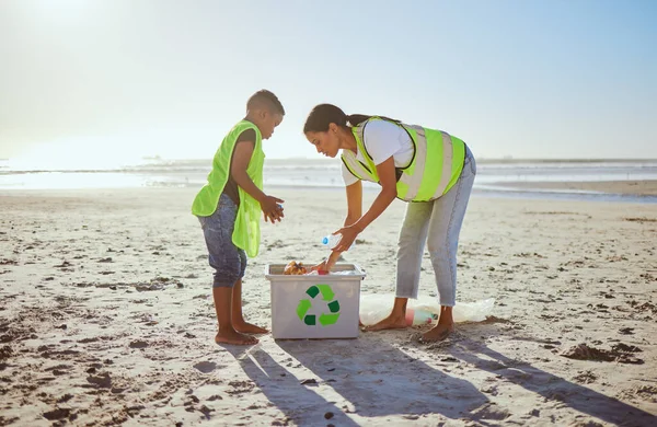 持続可能性 緑の環境や環境に優しい海のビーチクリーニング教育で子供とリサイクル プラスチックや母親 汚染や地球の日のために海に箱を持つ母またはボランティア家族 — ストック写真