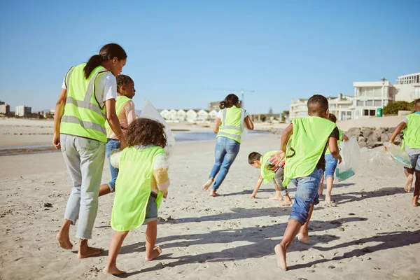 Жінка Група Дітей Прибирають Пляж Волонтерства Громади Благодійності Днем Землі — стокове фото