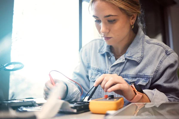 Engineer Student Woman Repair Electronics Science Project Learning Education Female — 스톡 사진