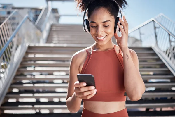 Fitness Music Headphones Black Woman Phone Social Media City Sports — Fotografia de Stock