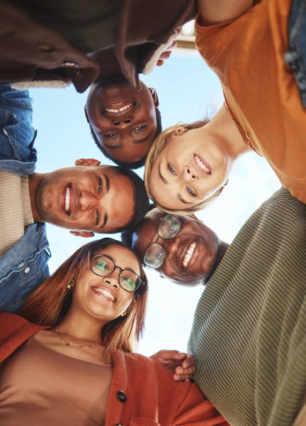 朋友们 为了团队合作 社区合作或在户外的信任 请在下面微笑和拥抱 一群快乐的人在多样化中微笑着拥抱 团队精神或友谊 — 图库照片