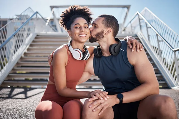 Sports Love Man Kissing Woman Stairs City Break Exercise Workout — Fotografia de Stock