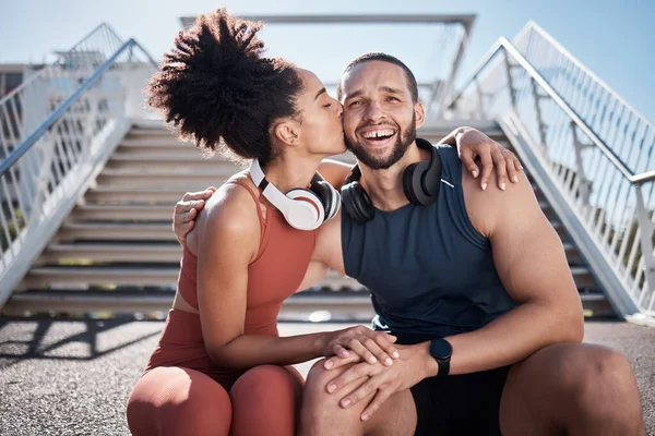 Sports Love Woman Kissing Man Stairs City Break Exercise Workout — Fotografia de Stock