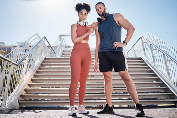 Couple City Stairs Portrait Fitness Headphones Music Motivation Urban Workout — Fotografia de Stock
