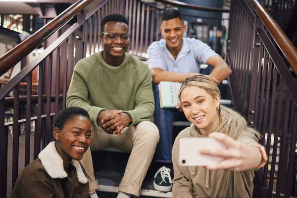 College Student Group Selfie Stairs Smile Together Studying Research Exam — Stockfoto