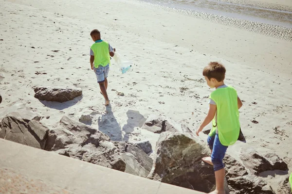 ビーチで汚れのある子供たちは 環境保護 環境に優しいボランティアです 持続可能性 リサイクル 子供たちは廃棄物を減らし ビーチの砂でゴミやプラスチックを拾う — ストック写真