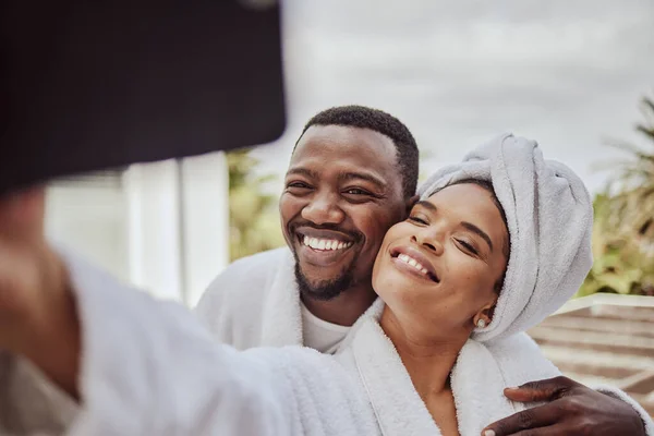 Happy Morning Black Couple Phone Selfie Moment Cheerful Smile Hotel — 스톡 사진