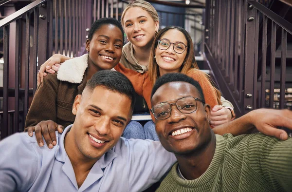 Πανεπιστημιακή Ομάδα Φοιτητών Selfie Και Σκάλες Χαμόγελο Μαζί Φίλοι Και — Φωτογραφία Αρχείου
