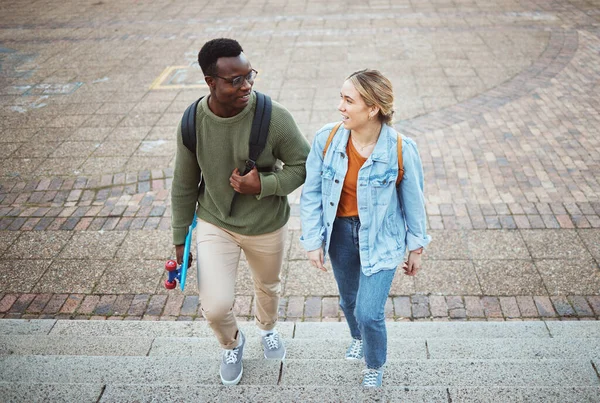 Universitet Studenter Venner Med Utdanning Campus Studere Diskutere Snakke Sammen – stockfoto
