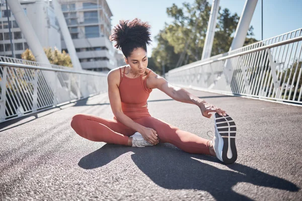 Stretching Legs Fitness Black Woman City Bridge Exercise Running Training — Zdjęcie stockowe