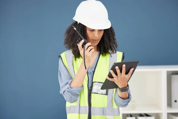 Radio Tablet Construction Black Woman Builder Talking Walkie Talkie Her — Stockfoto
