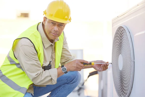 Air Conditioner Repair Portrait Man Roof Maintenance Construction Fixing Appliance — Fotografia de Stock
