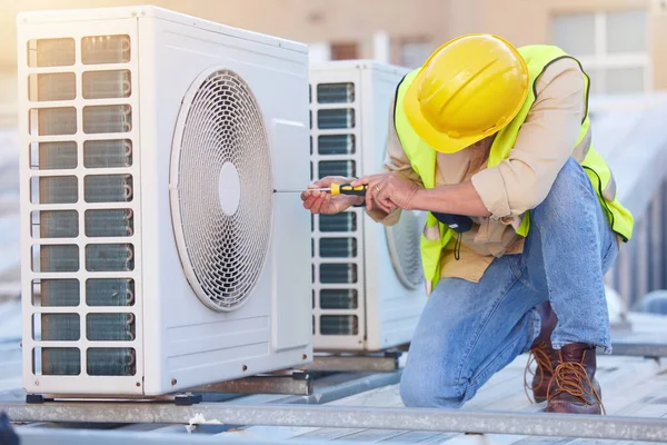 Climatisation Technicien Ingénieur Sur Toit Pour Entretien Construction Construction Ventilateur — Photo