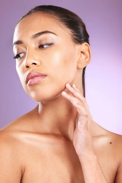 Φροντίδα Του Δέρματος Λάμψη Ομορφιάς Και Γυναίκα Σκέφτεται Μακιγιάζ Διαφημιστικά — Φωτογραφία Αρχείου