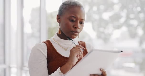 Επιχειρήσεις Σκέψεις Και Μαύρες Γυναίκες Που Γράφουν Έγγραφα Που Εργάζονται — Αρχείο Βίντεο