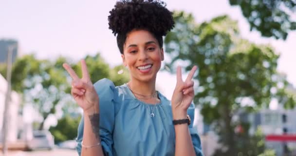 Black Woman Face Peace Hand Sign Outdoor Nature Smile Fun — Stock Video