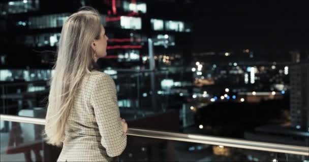 Ніч Вид Ділова Жінка Роботі Корпоративного Овертайму Роботи Мислення Балконі — стокове відео