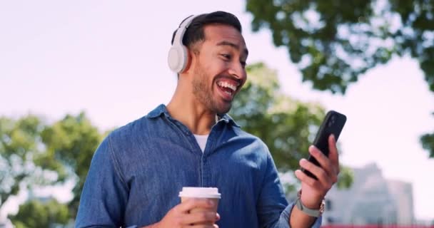 Man Smartphone Video Call Headphones Outdoor Excited Notification Success Social — Vídeos de Stock