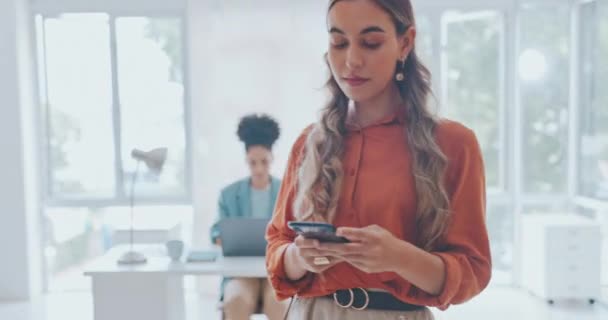 マーケティングワーカーのビジネス女性 電話やオフィスのソーシャルネットワークは 机に歩いてください アプリ戦略スケジュールをオンラインで操作するクリエイティブメディアデザイナーの仕事 モバイル通信 テキスト — ストック動画