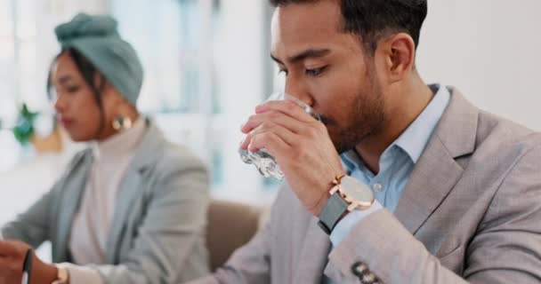 集中力と思考の顔で仕事で健康 健康とビジネスマン飲料水 エネルギーと健康的なライフスタイルのための水ガラスを持つ思考法人の男 — ストック動画