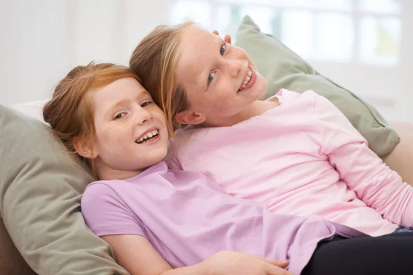 Sisters Best Friends Portrait Two Young Sisters Lying Sofa Home — Stock Photo, Image