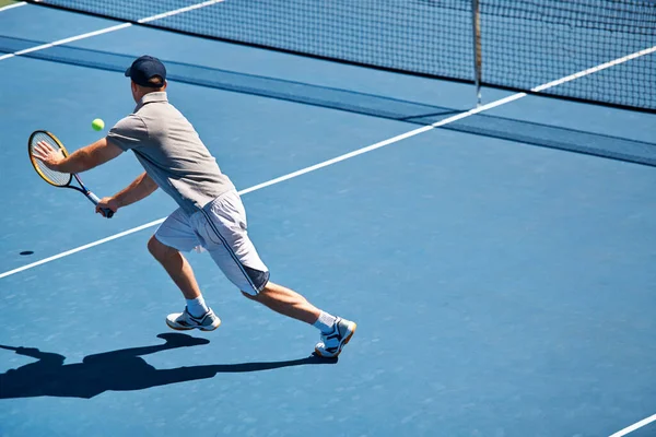 すべてのテニス練習に現れる テニスコートにボールを戻そうとする男が — ストック写真