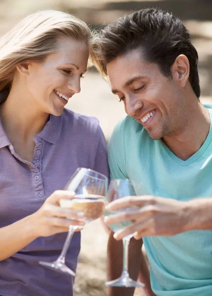 这里有美好的回忆 一对快乐的年轻夫妇在外面喝酒的特写镜头 — 图库照片