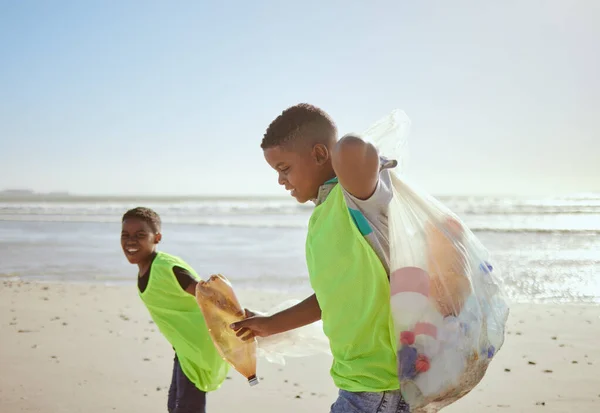 海や海で砂からプラスチックやゴミをきれいに友達と子供 ビーチや汚染 リサイクル ボランティアの子供たちと環境ゴミ ゴミやゴミを拾う — ストック写真