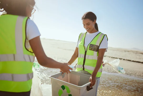 ゴミのリサイクル ビーチや環境に優しいチームと海洋廃棄物のための行動 環境の持続可能性 ボランティアのチームワーク 地球規模の生態系のための汚染のリサイクル 若者とクリーニング海 — ストック写真