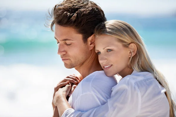 享受浪漫的出游 一对年轻夫妇在海滩上亲热片刻 — 图库照片