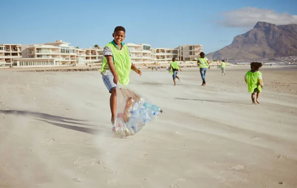 ビーチ廃棄物管理 海のクリーンアップや海のコミュニティサービスで男の子 肖像画やゴミ収集バッグ 幸せな子供たち 気候変動 清掃ボランティア学校のための自然リサイクルのためのプラスチック — ストック写真