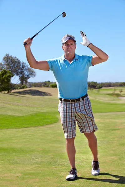 Dojrzały Golfista Patrzy Zainteresowaniem Strzał Który Właśnie Zagrał — Zdjęcie stockowe