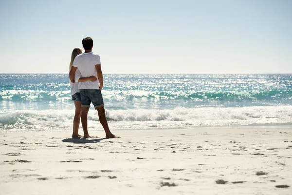 欣赏这风景 一对夫妇在海滩上看大海的倒影 — 图库照片