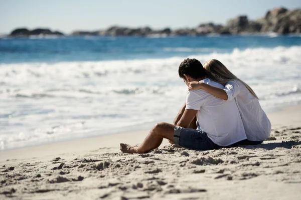 放松与我的特别的一个 一对夫妇坐在海滩上看着大海 — 图库照片