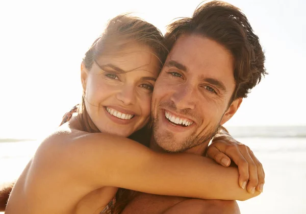 他们的爱情像夏日的太阳一样灿烂 一对深情的年轻夫妇在海滩共度时光的画像 — 图库照片
