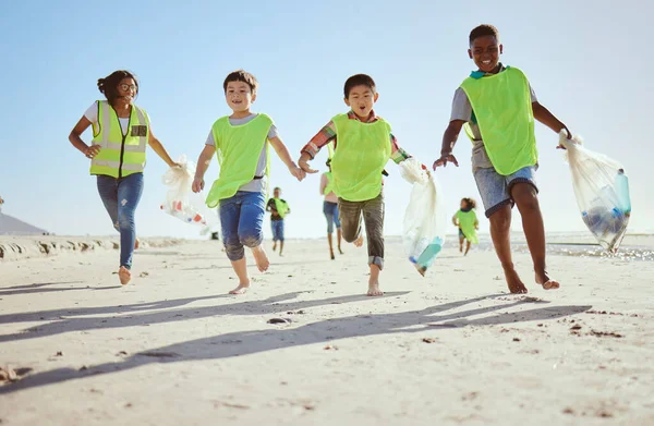 楽しい子供たち ビニール袋やビーチクリーニング ゴミ収集は 海の清掃教育やコミュニティサービスで実行または廃棄物管理 幸せな子供たち 気候変動や自然リサイクルのためのボランティア — ストック写真